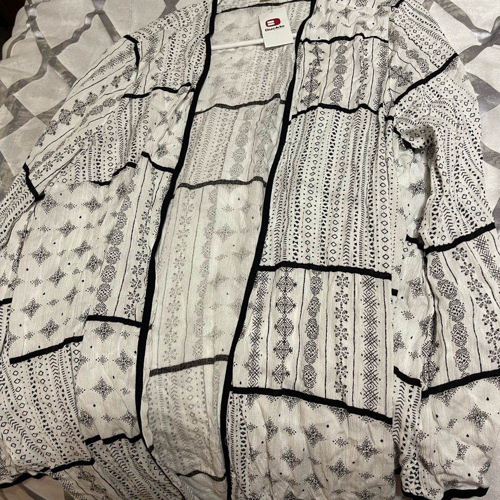NWT Buckle Sandy & Sid 	
Sandy & Sid Medallion Striped Kimono white/black size L